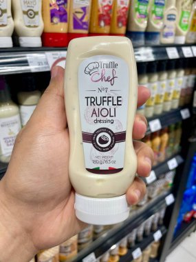 Kuala Lumpur - 8 Aralık 2025 Truffle Chef No. 7 tane mantarlı Aioli Dressing şişesi aşçı şapkası etiketli market koridorunda tutuluyor.