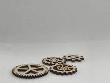 Birbirine kenetlenmiş parçaların sinerjisini ve mekanik işbirliğinin temel güzelliğini simgeliyor.