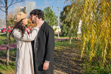 Sonbahar parkında şefkatli bir çift.