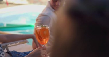 Dostlar, sıcak bir yaz ortamında açık havada toplanıp, içki içip sohbet etmekten keyif alırlar. Sosyal yaşam tarzı anı, kutlama ve konukseverlik ve boş zaman kavramları için birliktelik teması.