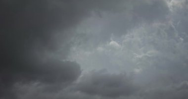 Gökyüzünde daha parlak bir açıklığı çevreleyen uğursuz kara fırtına bulutları. Şiddetli bulutlu atmosfer, yaklaşan yağmur veya fırtına, dramatik hava, iklim riski ve arka plan görüntüleri için idealdir.