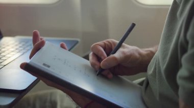 Dijital tablete el yazısı ve masasında bir stil. Teknoloji kullanımını, üretkenliği ve yaratıcı çalışmayı temsil eden yakın çekim sahnesi.