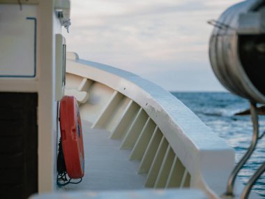 Filika güvertesi, can simidi ve spot ışığı deniz güvenlik ekipmanlarını gösteriyor. Seyahat, seyrüsefer, seyrüsefer ve acil durum hazırlıkları için detaylar..