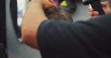 Profesyonel berber stili ve modern bir kuaförde saç kesimi, tımar ve kendine bakım konsepti..