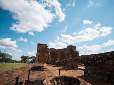 Bulutlu mavi gökyüzünün altında bir harabe ve taş elementlerle dolu bir set. Kültürel turizm, tarih, miras, arkeoloji ve seyahat yerleri için mükemmel.