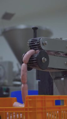 Bir makine et işliyor ve et pembe. Makine fabrika ayarında.