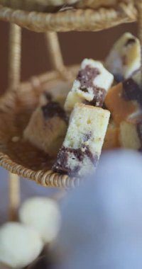 Çikolata parçacıklı kurabiye de dahil olmak üzere bir sepet çeşitli pişmiş mal. Sepet birkaç kek ve birkaç kurabiye de dahil olmak üzere çeşitli ikramlar ile dolu. Bolluk ve hoşgörü kavramı