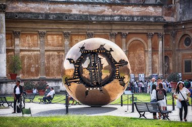 Arnaldo Pomodoro, Vatikan Müzeleri, Vatikan Şehri, Roma, Lazio, İtalya ve Avrupa 'nın bir Küre Anıtı İçinde Küre