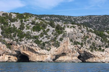 Cala Luna yakınlarındaki mağaralar, Orosei Körfezi, Baunei, Nuoro ili, Sardunya, İtalya, Avrupa