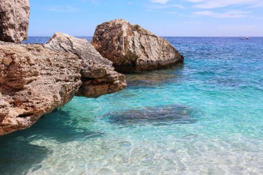 Orosei, Baunei, Nuoro, Sardinya, İtalya, Avrupa 'nın güzel körfezi Cala Mariolu' dan bir bakış.