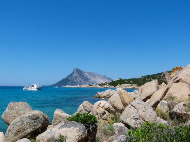 Cala Girgolu, Olbia, Sassari, Sardunya, İtalya ve Avrupa kıyılarından Tavolara adasının manzarası