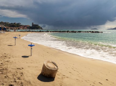 Lerici 'ye yaklaşan bulutlar, Venere Azzurra plajı, La Spezia ili, Liguria, İtalya, Avrupa
