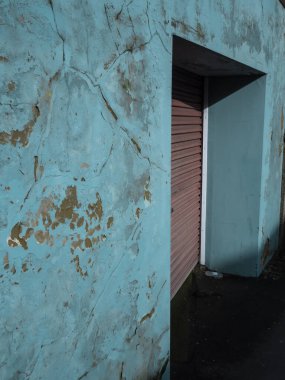 Mavi duvar, kapı sokağı, eski paslı.