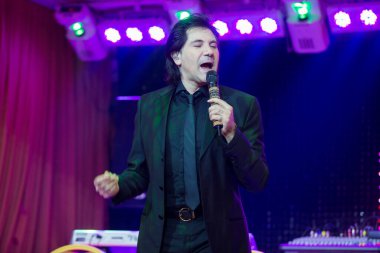 Avraam Russo. Tutkulu Erkek Şarkıcı Sahnede Canlı performans sergiliyor