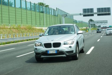 Yoldaki modern araba. Roma, İtalya - 16 Ekim, 2 0 0: BMW İtalyan otoyolunda..