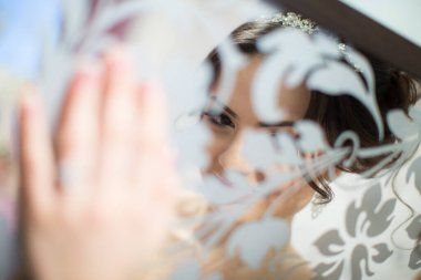 Gelin kameranın önünde poz veriyor.