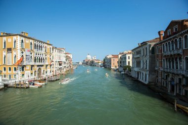 Venedik, İtalya, şehir kanalı manzarası. Akşamları eski köprünün güzel manzarası. Eski şehrin güzel manzarası.