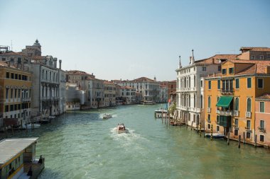 Venedik, İtalya, şehir kanalı manzarası. Akşamları eski köprünün güzel manzarası. Eski şehrin güzel manzarası.