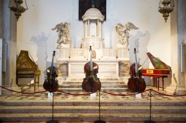 İtalyan Kilisesi 'nde Tarihi İp Aletleri Sergisi. Klasik müzik mirası sanat ve kültürünü ön plana çıkaran bir İtalyan kilisesinde sergilenen tarihi telli çalgılar sergisi
