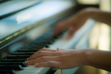 Piyano çalan bir kadının elleri, seçici odaklanma. renklendirilmiş resim