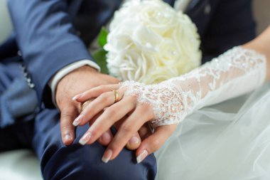 Gelinin damadı ve gelinin buketi.