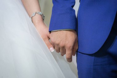 Gelin ve damat el ele tutuşur. Düğün çifti el ele tutuşur.