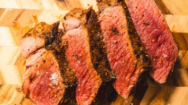 Tahtasında baharat olan dilimlenmiş biftek.