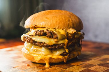 Peynirli biftek ve patates kızartması.