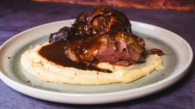 Kızarmış ördek ve patates püresi.