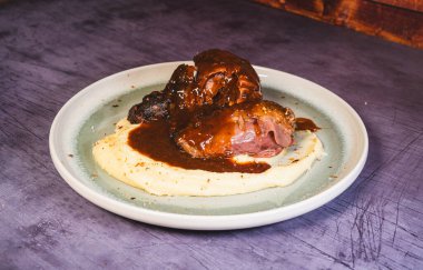 Kızarmış et ve patates püresi.