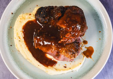 Soslu ve baharatlı ızgara ördek bifteği.