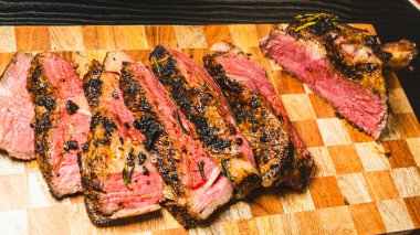 Tahtada baharatlı ızgara biftek..