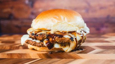 Peynirli ve soslu ev yapımı sığır etli burger.