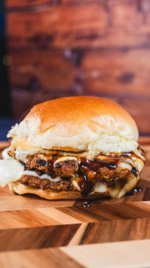 Peynir soslu hamburger ve pastırma.