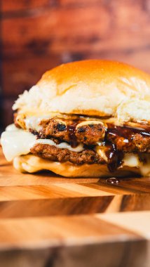 Taze sebzeli ev yapımı hamburger.