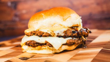 Ev yapımı burger beef ve peynir