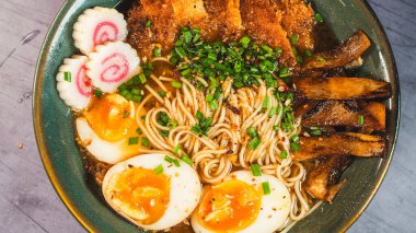 Domuz ve yumurtalı Japon eriştesi.