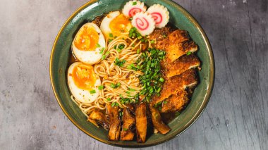 Erişte ve sebzeli sahanda yumurta