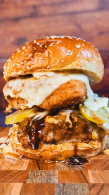 Taze sebze ve peynirli ev yapımı hamburger.