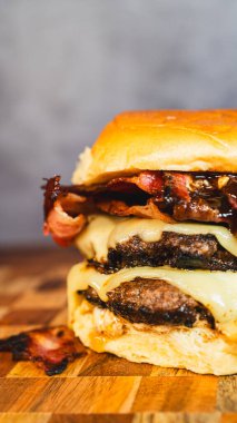 Peynirli ev yapımı sığır etli burger.