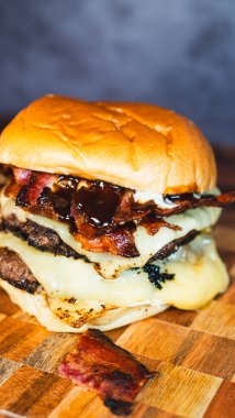 Peynirli ve pastırmalı ev yapımı hamburger.