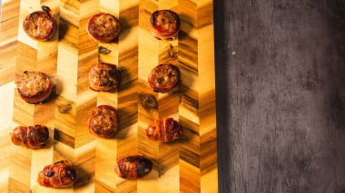 Sosisli börek ve domuz pastırmalı turlar, paylaşım için güzelce düzenlenmiş. Partiler, tatiller ve lezzetli parmak yiyecekleri olan misafirler için mükemmel..