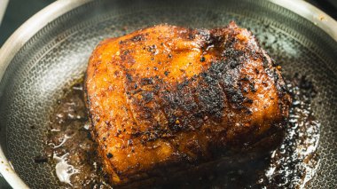 Koca göğüs eti, güzel bir yağ kepiyle tavada kavruluyor, koyu, karamelize edilmiş bir kabuk geliştiriyor. Sulu, dumanlı aroma, rosto öncesi hazırlık. Yemek pişirme dersleri ve mangal severler için mükemmel..