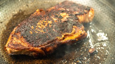 Biftek az pişmiş, dilimlenmiş, mükemmel pembe bir iç ve koyu, ızgara bir dış yüzeyi ortaya çıkarmak için. Etseverler ve gurme yemekler için yumuşak, sulu ve güzel bir sunum..