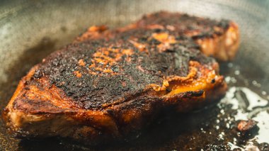 Biftek az pişmiş, dilimlenmiş, mükemmel pembe bir iç ve koyu, ızgara bir dış yüzeyi ortaya çıkarmak için. Etseverler ve gurme yemekler için yumuşak, sulu ve güzel bir sunum..