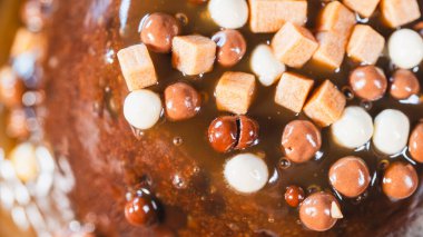 Ev yapımı, fındıklı ve çikolatalı kek.