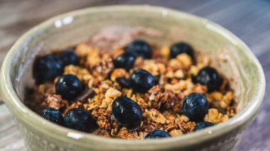 İçinde yabanmersini ve fındık olan müsli.