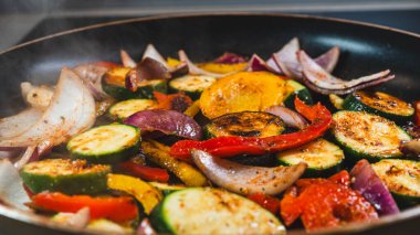 sebze ve sebze kızartma tavasında