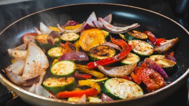 Kızartma tavasında sebze kızartıyorum.