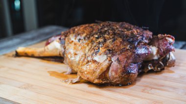 Otlar ile kavrulmuş tavuk